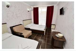 Гостиница Акрополь Витязево Трехместный номер с балконом-2