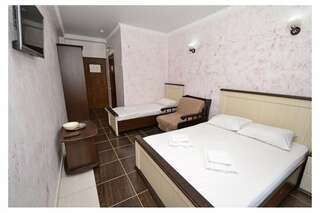 Гостиница Акрополь Витязево Трехместный номер с балконом-1