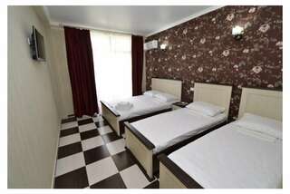 Гостиница Акрополь Витязево Четырехместный номер с балконом-1